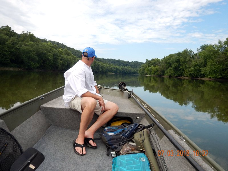 -Juniata River-007-.jpg - Running up the Juniata.  Can't tell by the pic that the temps were so warm.
